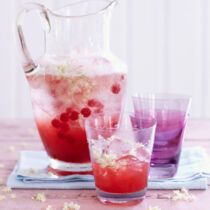 Holunderlimonade mit Beeren