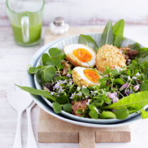 Mandeleier auf Wildkräutersalat Mandeleier auf Wildkräutersalat