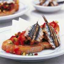 Tomaten-Sardellen-Crostini
