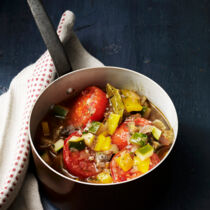 Tomaten-Gemüse-Topf mit Kräutern Tomaten-Gemüse-Topf mit Kräutern