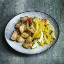 GESCHMORTES SAFRANGEMÜSE MIT RÖSTKARTOFFELN GESCHMORTES SAFRANGEMÜSE MIT RÖSTKARTOFFELN