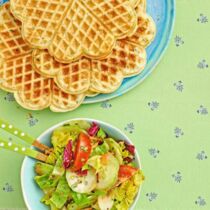 Kräuter-Schmand-Waffeln mit buntem Blattsalat