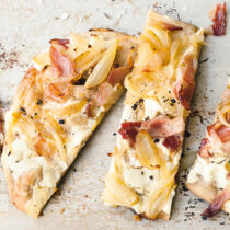 Tarte flambée aux oignons et lardons - Flammkuchen mit Zwiebeln und Speck