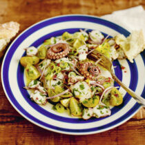 OKTOPUSSALAT MIT KIRSCHTOMATEN