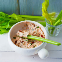 Tomaten-Basilikum-Dip mit Staudensellerie Tomaten-Basilikum-Dip mit Staudensellerie