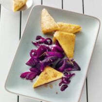 Polentaschnitten mit Rote-Bete-Zwiebeln Polentaschnitten mit Rote-Bete-Zwiebeln