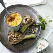 Haselnussfenchel mit Kartoffel-Möhren-Püree und Minzejoghurt Haselnussfenchel mit Kartoffel-Möhren-Püree und Minzejoghurt