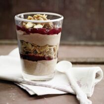 Preiselbeer-Krokant-Becher mit Schokoladensahne