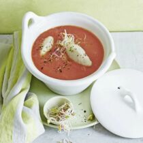 Tomatensuppe mit Ricotta-Nocken Tomatensuppe mit Ricotta-Nocken