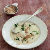 Bohnencremesuppe mit Amarant-Knusperpops Bohnencremesuppe mit Amarant-Knusperpops