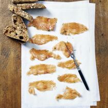 Selbst gebeizter Lachs mit Dill und Gewürzen