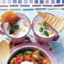 Kalte Gurkensuppe mit Walnüssen Kalte Gurkensuppe mit Walnüssen