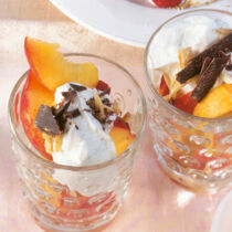 Marinierte Pfirsiche unter der Quarkhaube Marinierte Pfirsiche unter der Quarkhaube