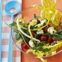 Löwenzahn mit Mozzarella und Kirschtomaten Löwenzahn mit Mozzarella und Kirschtomaten