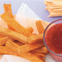 Süßkartoffel-Fritten mit Beerenketchup