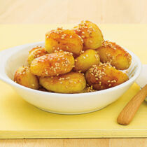 Sesamkartoffeln mit Curry-Möhren-Dip