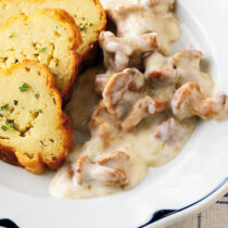 Eierschwammerlgulasch mit Erdäpfelroulade Eierschwammerlgulasch mit Erdäpfelroulade