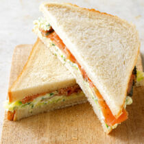 Lachs-Tramezzini mit Zucchini-Frischkäse Lachs-Tramezzini mit Zucchini-Frischkäse