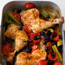 Hähnchenschenkel mit Tomaten und Oliven aus dem Ofen