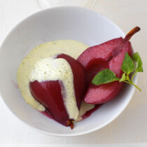 Rotweinbirnen mit Pistazienschaum