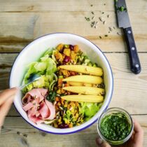 Linsen-Bowl mit Maiskölbchen und Schinken