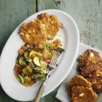 Ratatouille-Salat mit Reis-Feta-Küchlein Ratatouille-Salat mit Reis-Feta-Küchlein