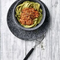 Asia-Bolognese mit Edamame-Nudeln