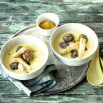 Spargel-Curry-Suppe mit Hackbällchen