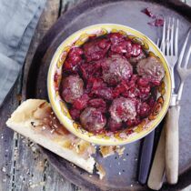 Hackbällchen mit Kirschen