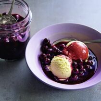 Johannisbeeren in Rotwein