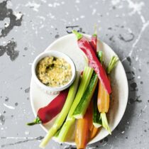 Gemüsesticks mit scharfem Lupinendip Gemüsesticks mit scharfem Lupinendip