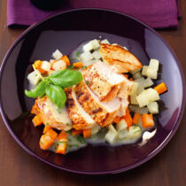 Marinierte Hähnchenbrust mit Gemüsewürfeln und Basilikumsauce