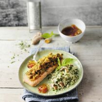 Lachs mit Kräuterkruste und Mandelbulgur Lachs mit Kräuterkruste und Mandelbulgur