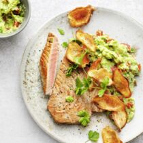 Thunfischsteak mit Guacamole und Gemüsechips Thunfischsteak mit Guacamole und Gemüsechips