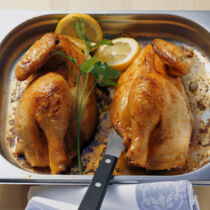 Gefüllter Bauerngockel mit Petersilie und Zitronen