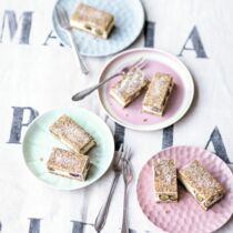 Mohnkuchen mit Zitronen-Frosting und Blaubeeren