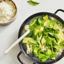 Pikante Gemüsesuppe mit Garnelen