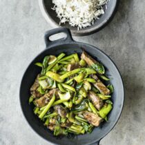 Grünes Wok-Gemüse mit Rumpsteak