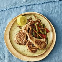 Lammkoteletts mit Bohnen-Tomaten-Gemüse Lammkoteletts mit Bohnen-Tomaten-Gemüse