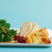 Camembert-Blätterteigtaschen mit Salat