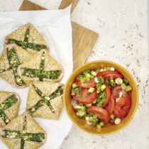 Börektaschen mit Tomatensalat