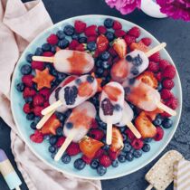 Kokoswassereis mit Beeren und Melone Kokoswassereis mit Beeren und Melone