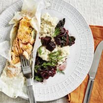 Lachs mit Roter Bete 
und Graupen-Risotto