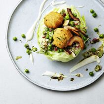 Kichererbsenplätzchen mit Eisbergsalat