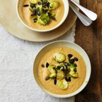 Steckrübensuppe mit Rosenkohl