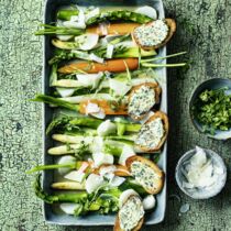 Frühlingsgemüse mit Bärlauch-Crostini