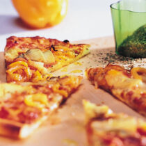 Pizza mit Paprika und Artischocken Pizza mit Paprika und Artischocken