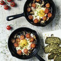 Spiegeleier auf Tomaten und Champignons