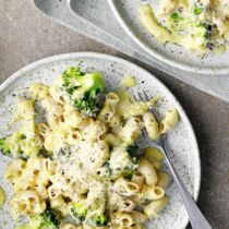 Nudeln mit Brokkoli und Cashew-Sauce-Hollandaise Nudeln mit Brokkoli und Cashew-Sauce-Hollandaise