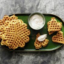 Möhren-Nuss-Waffeln mit Zimt-Quark-Creme